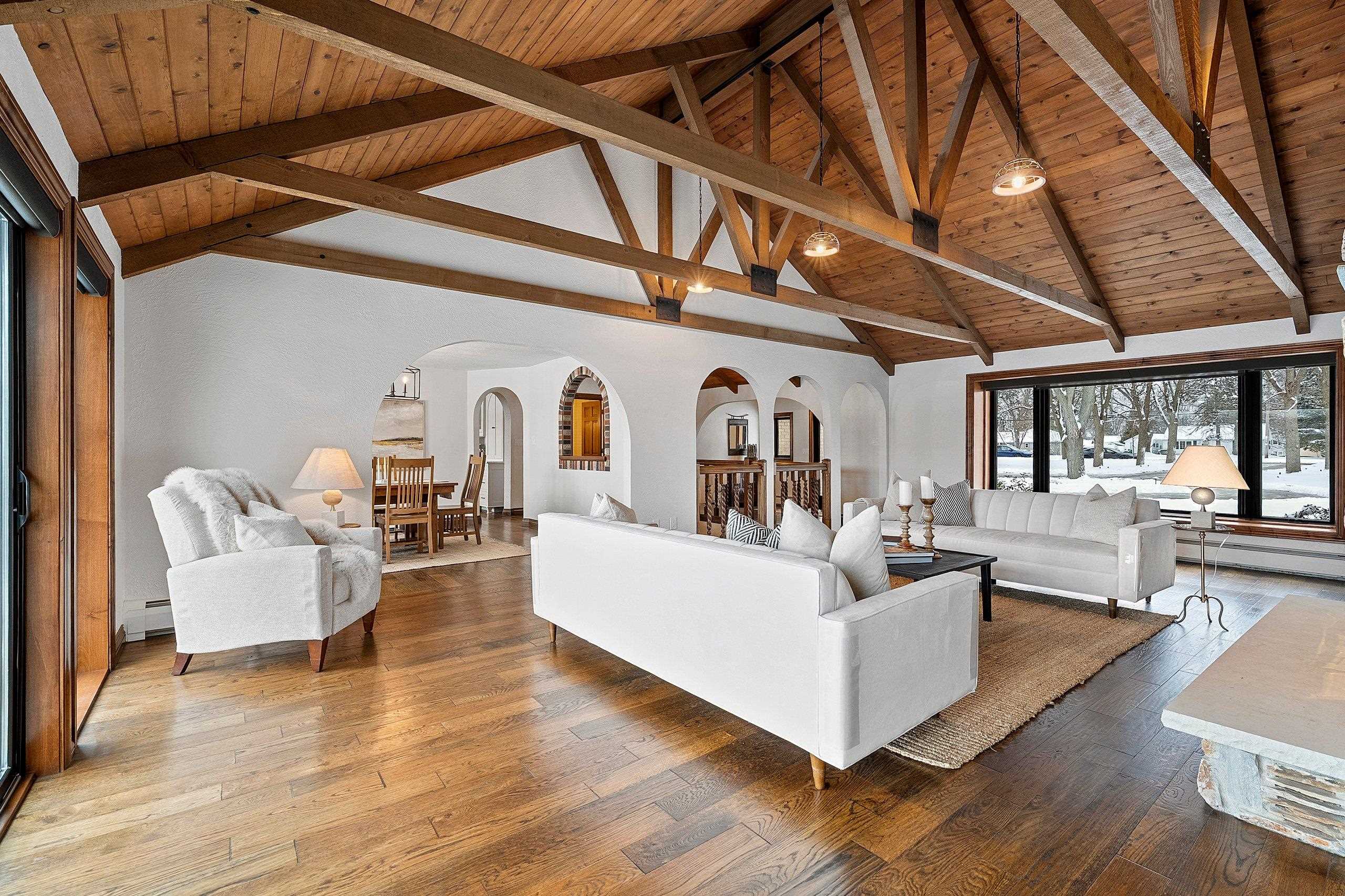 2045 LOST DAUPHIN Road