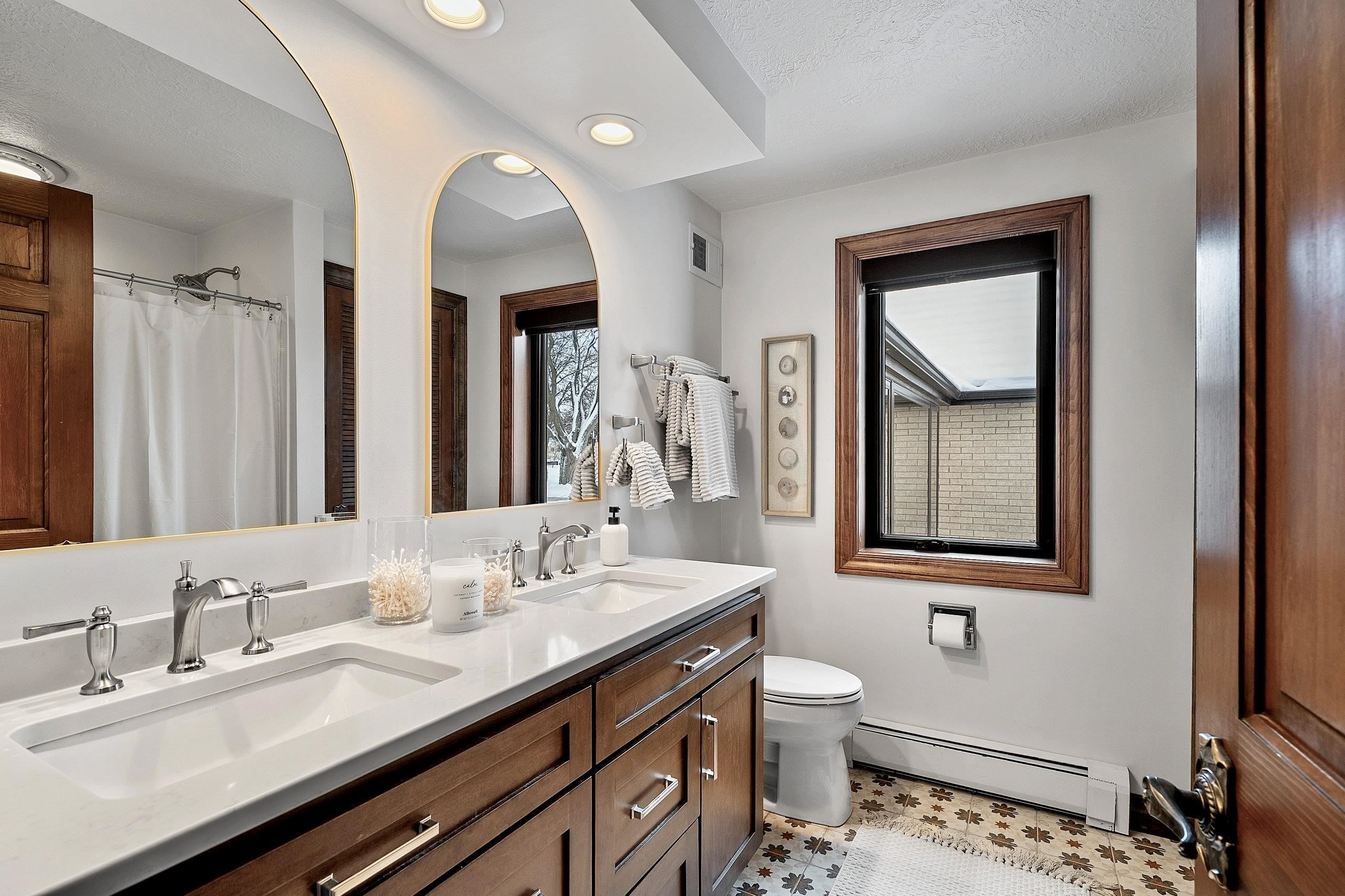 2045 LOST DAUPHIN Road