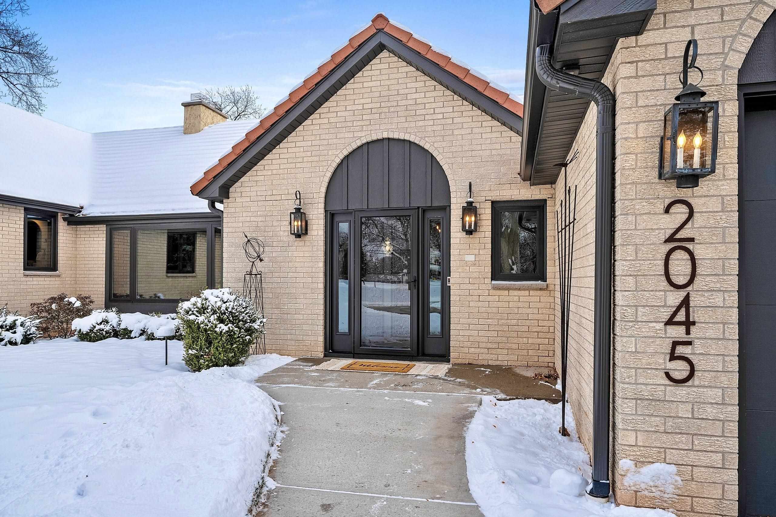 2045 LOST DAUPHIN Road