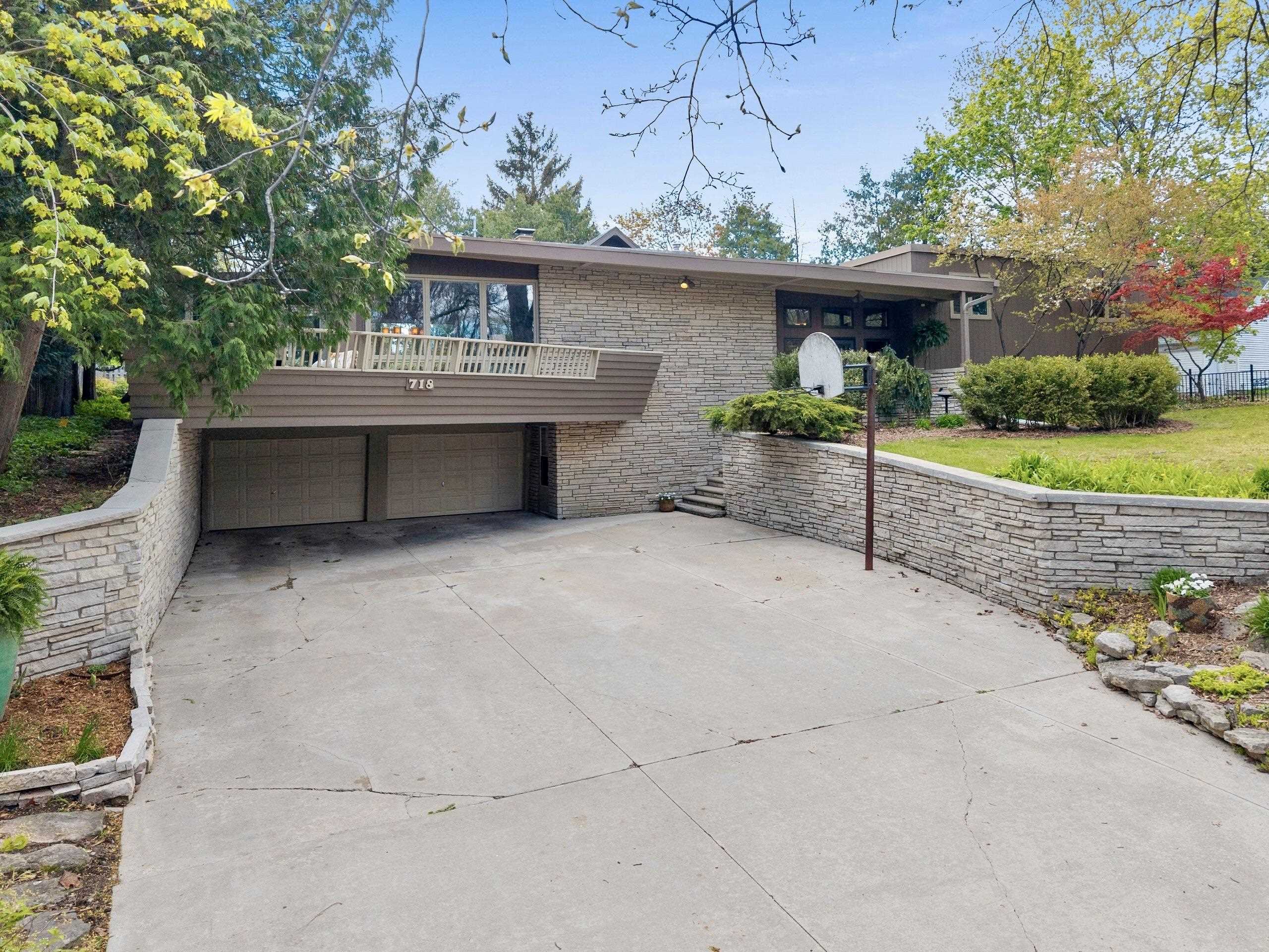 718 RANDALL Avenue