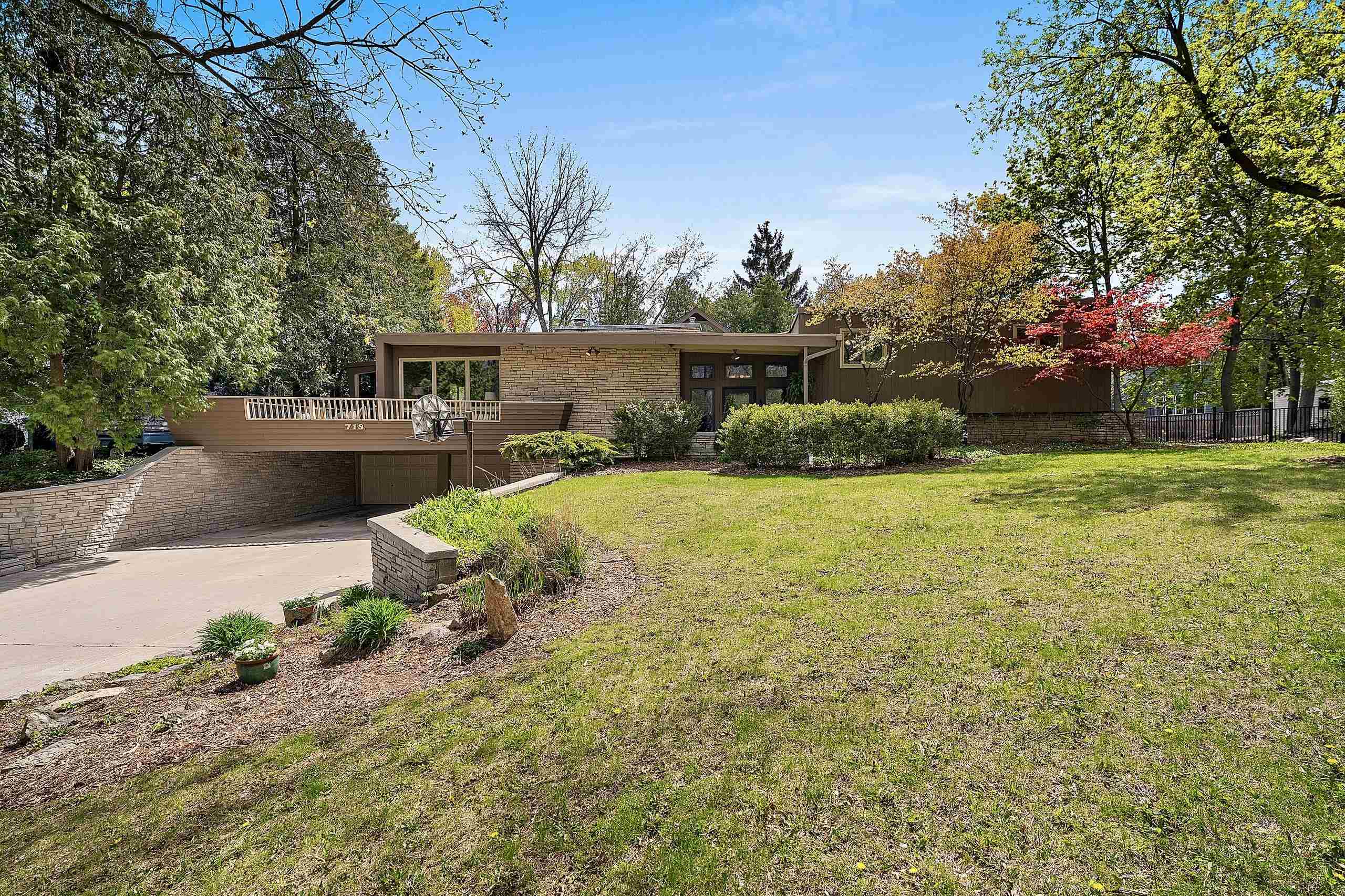 718 RANDALL Avenue