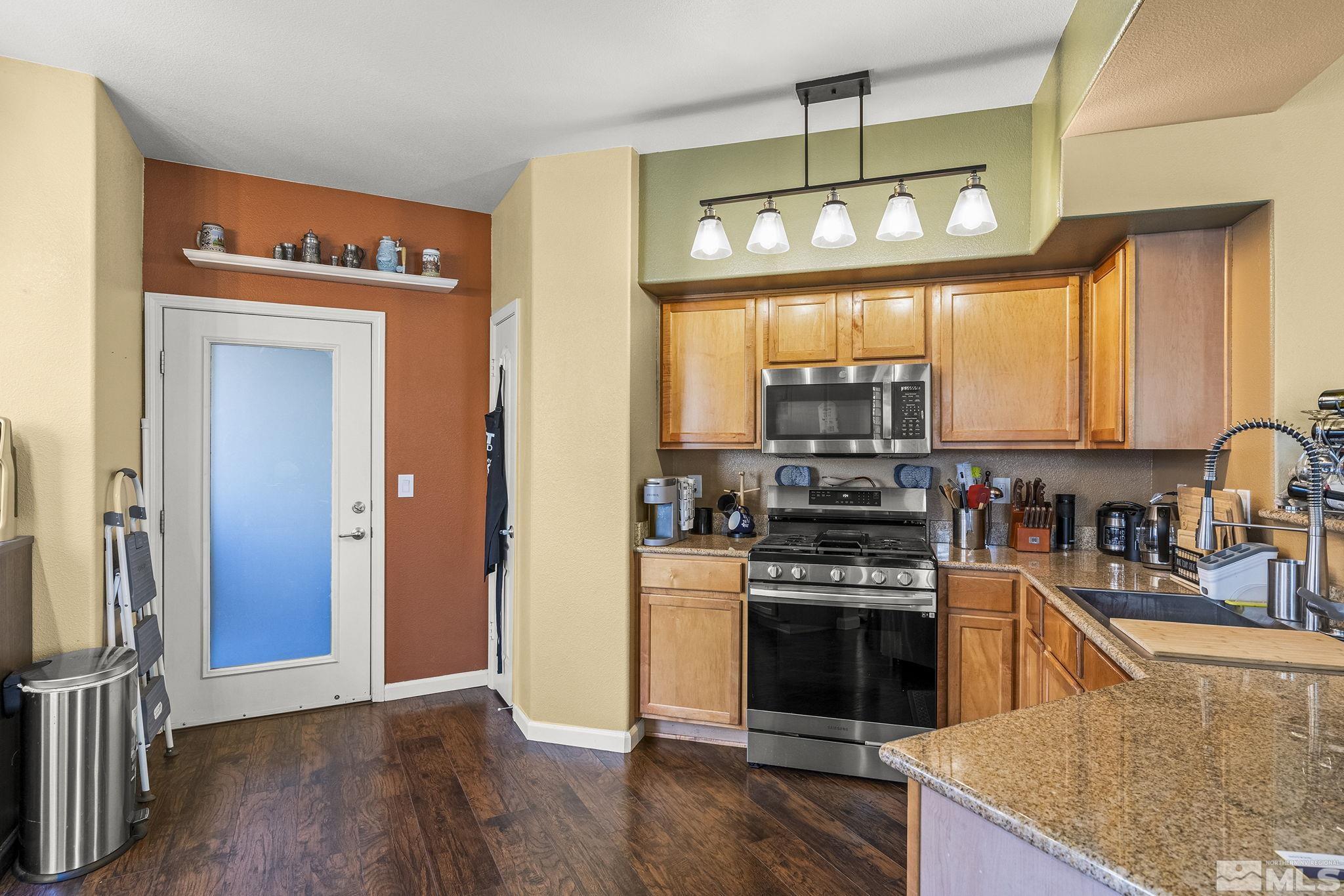 9050 Double R Boulevard, 1211