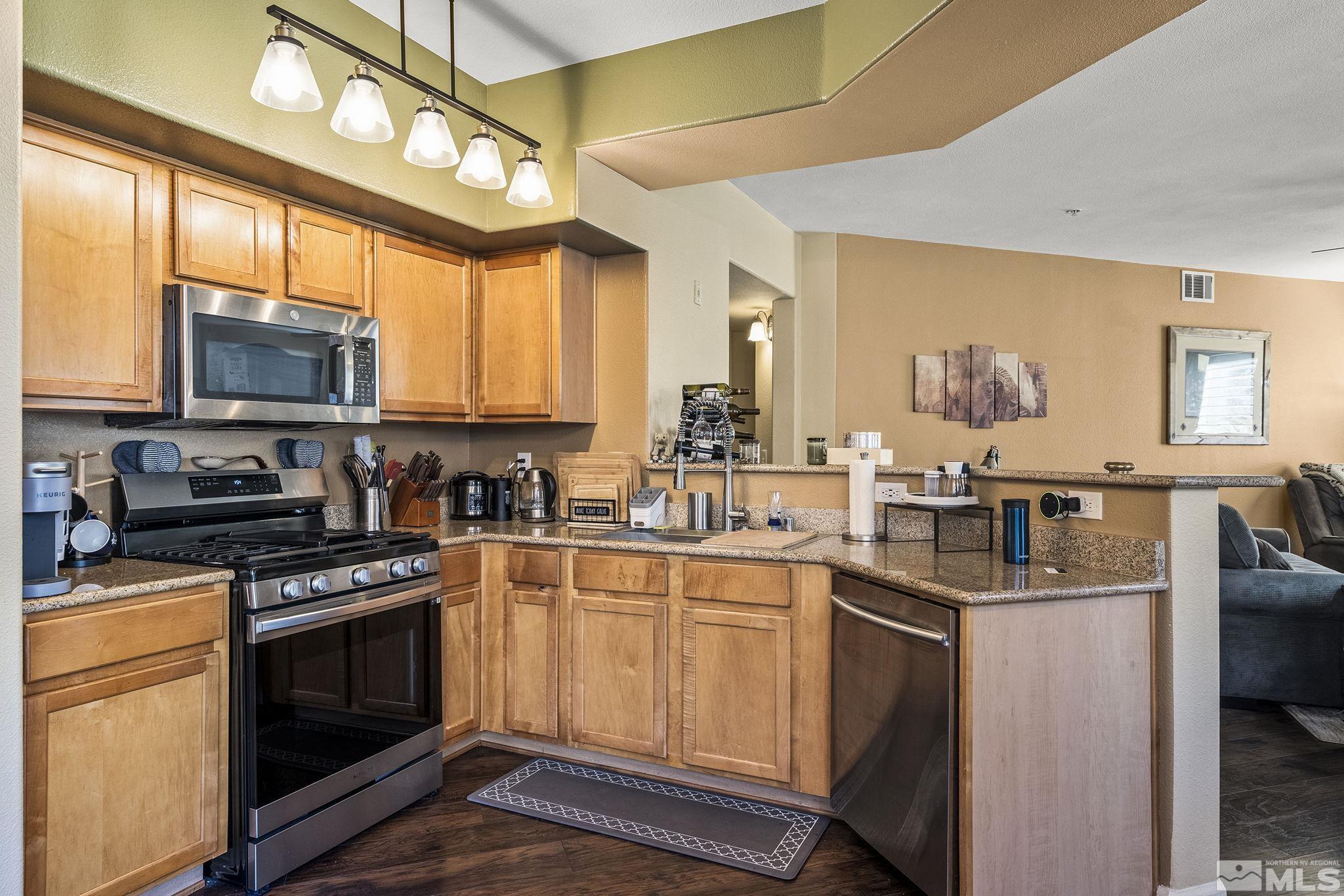 9050 Double R Boulevard, 1211