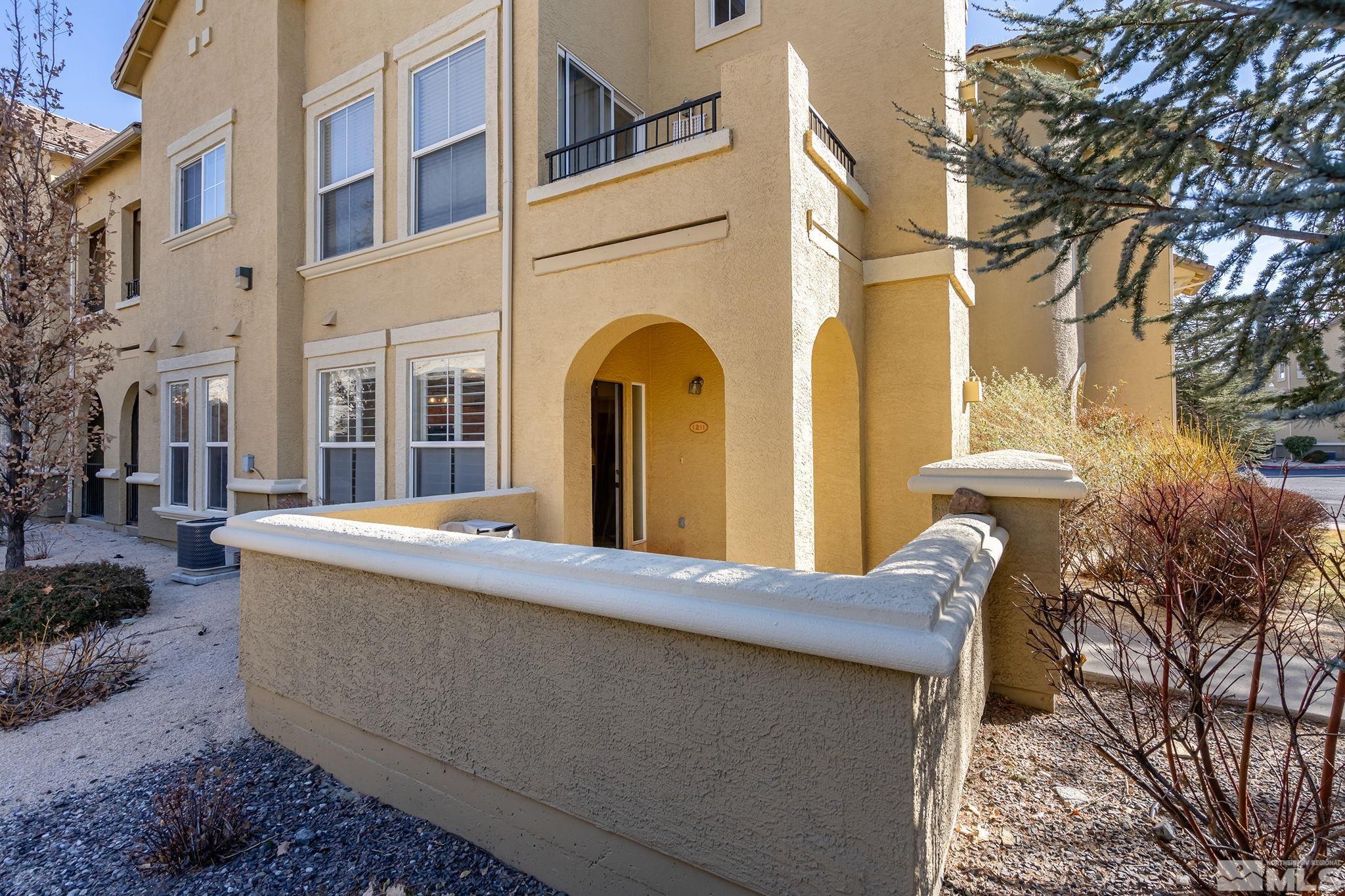 9050 Double R Boulevard, 1211