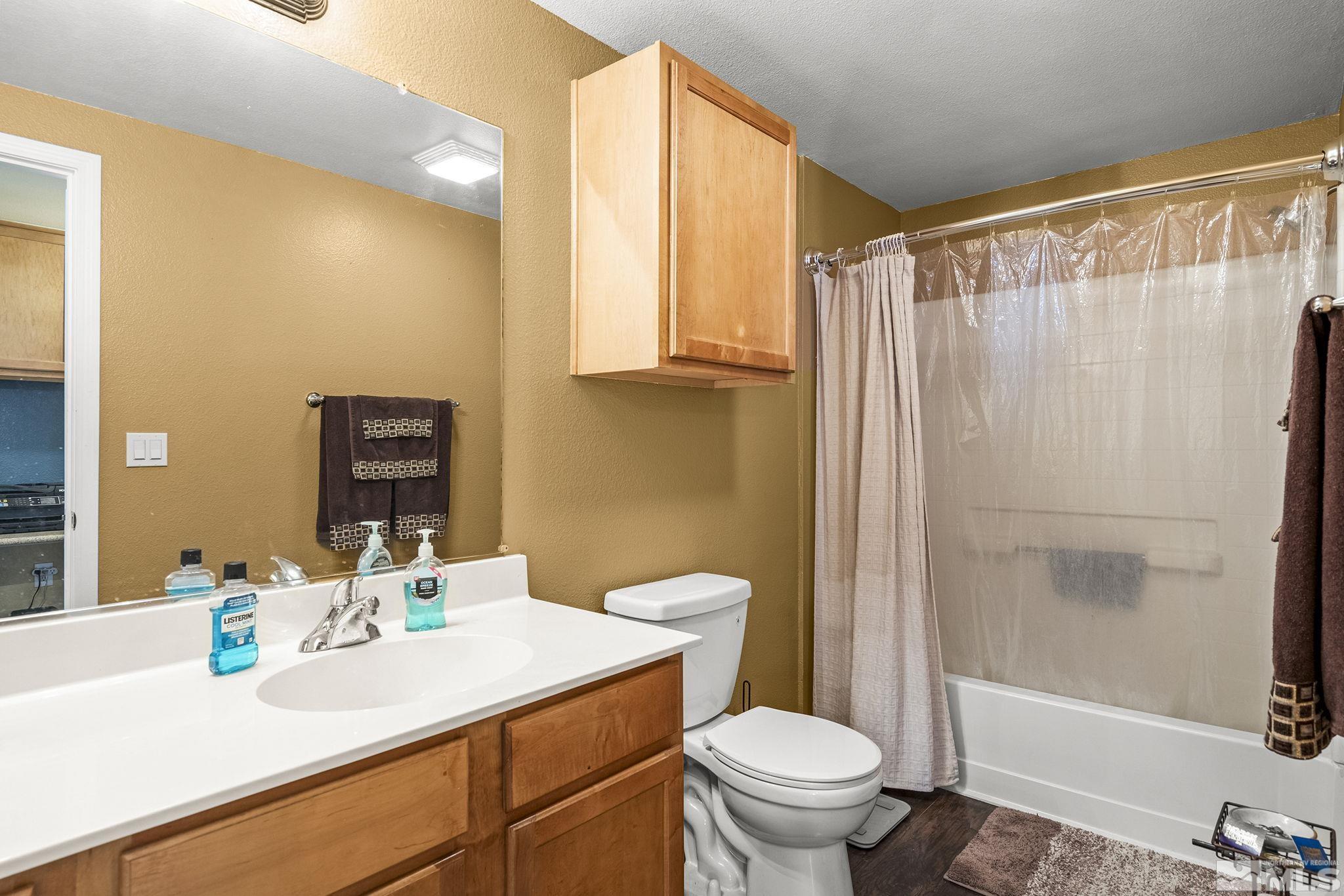 9050 Double R Boulevard, 1211