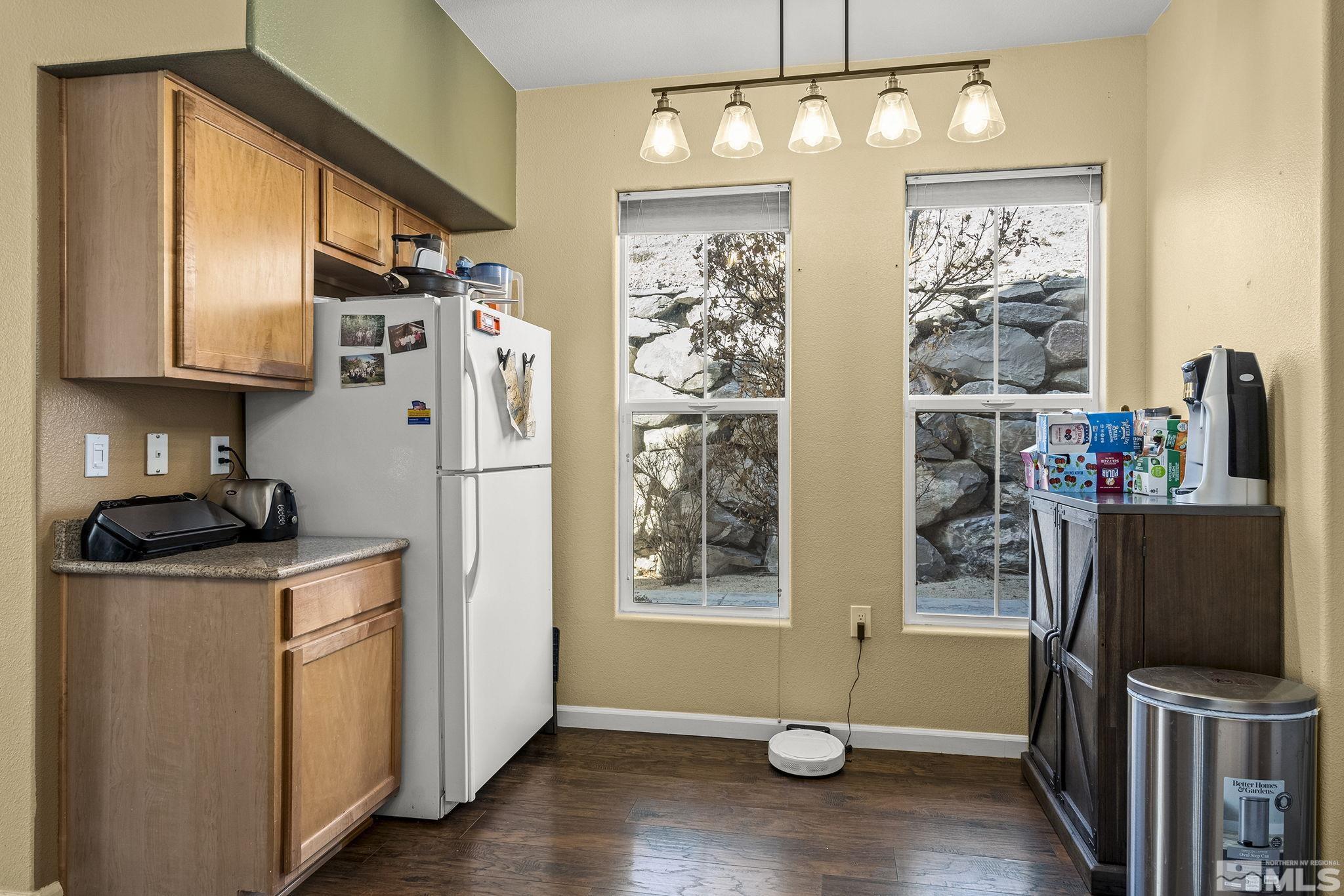 9050 Double R Boulevard, 1211