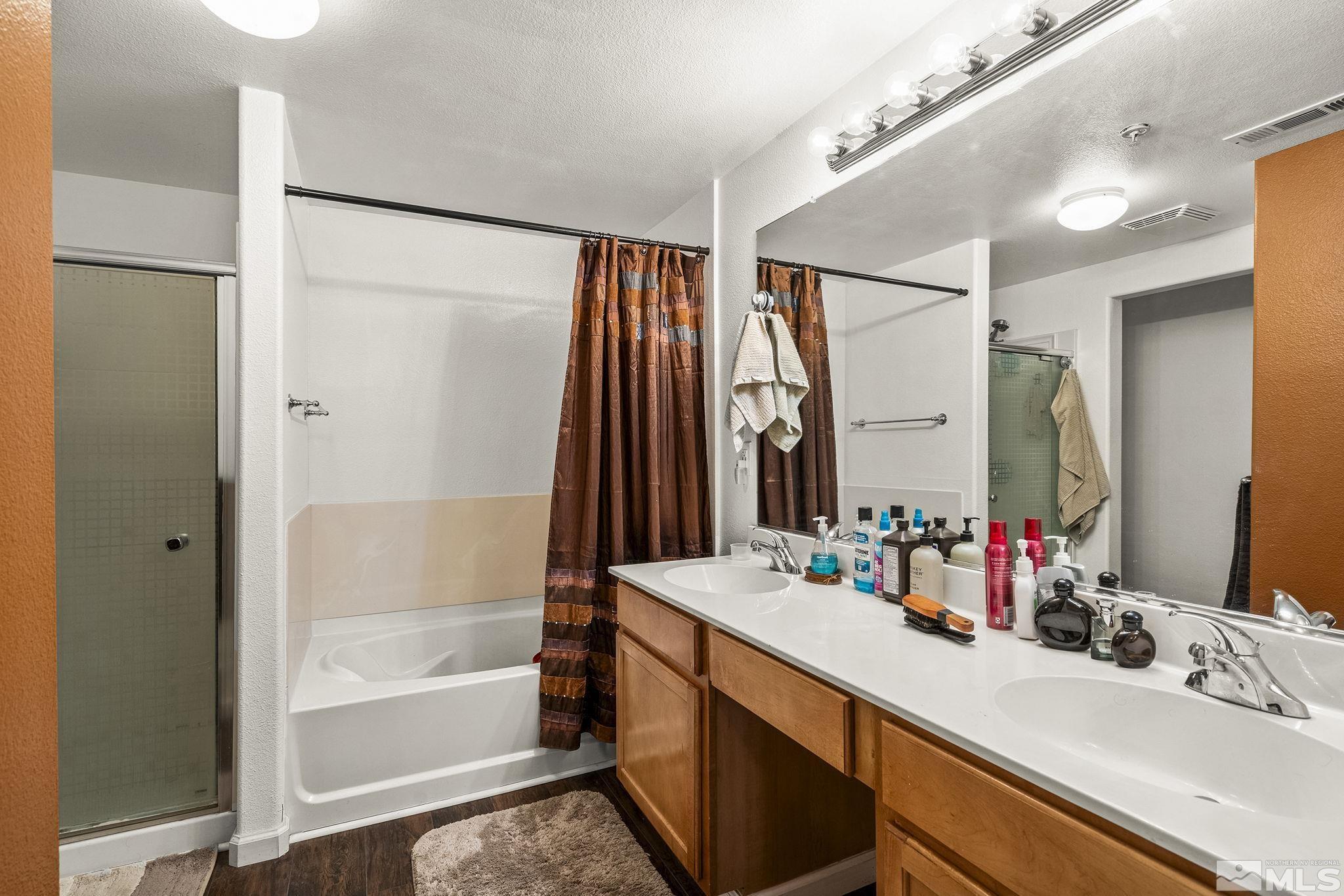 9050 Double R Boulevard, 1211