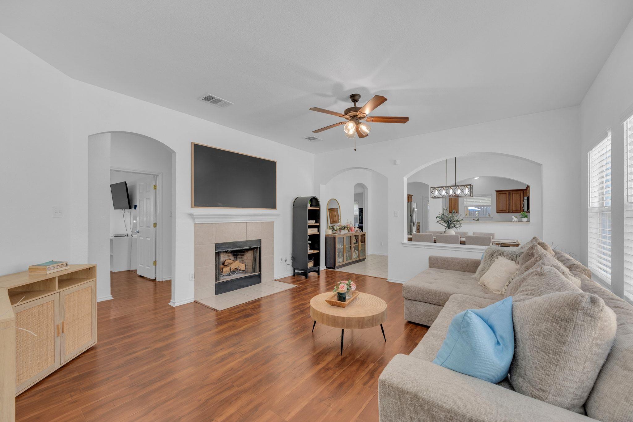 8901 Meridian Oak LN