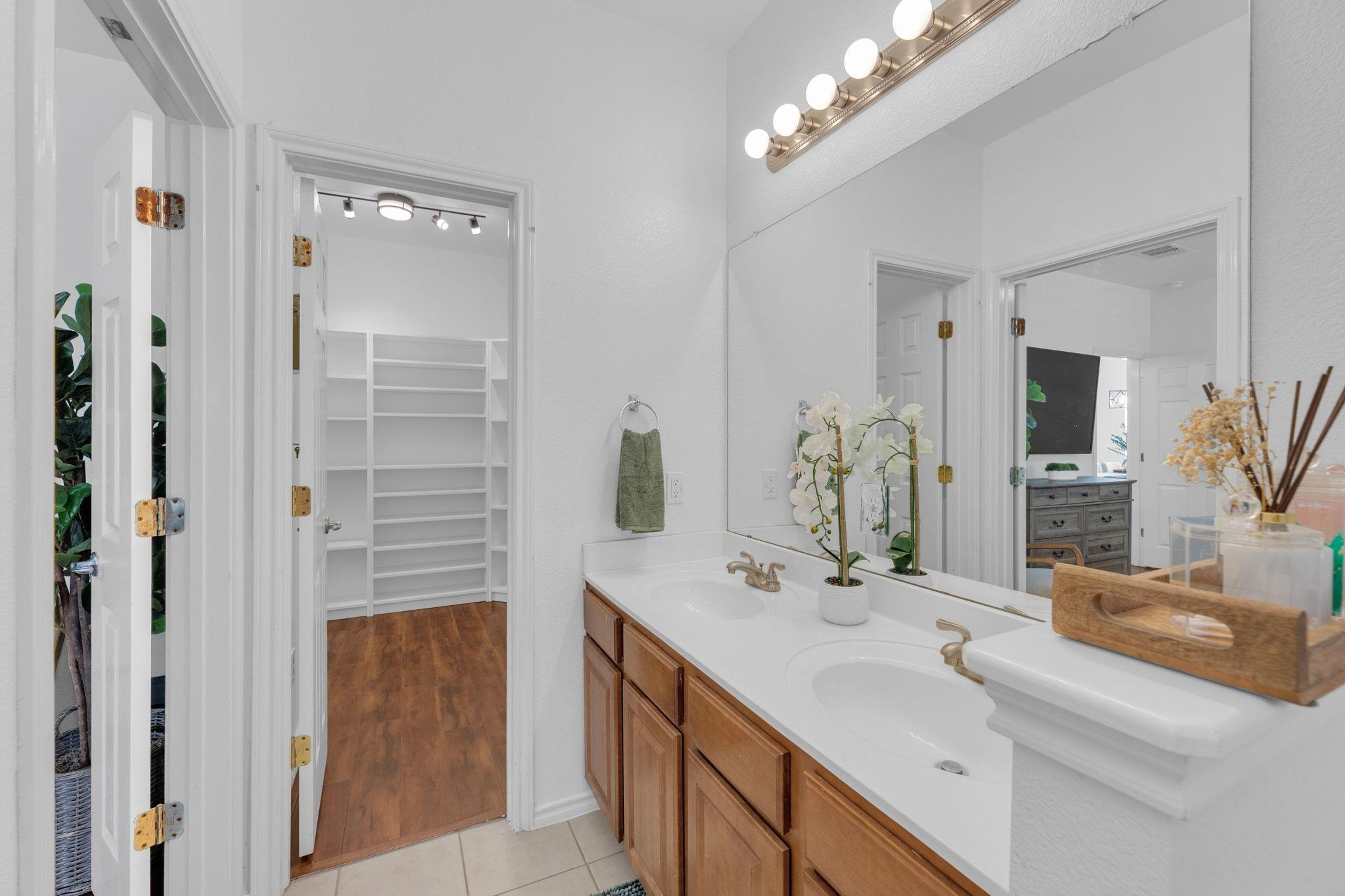 8901 Meridian Oak LN