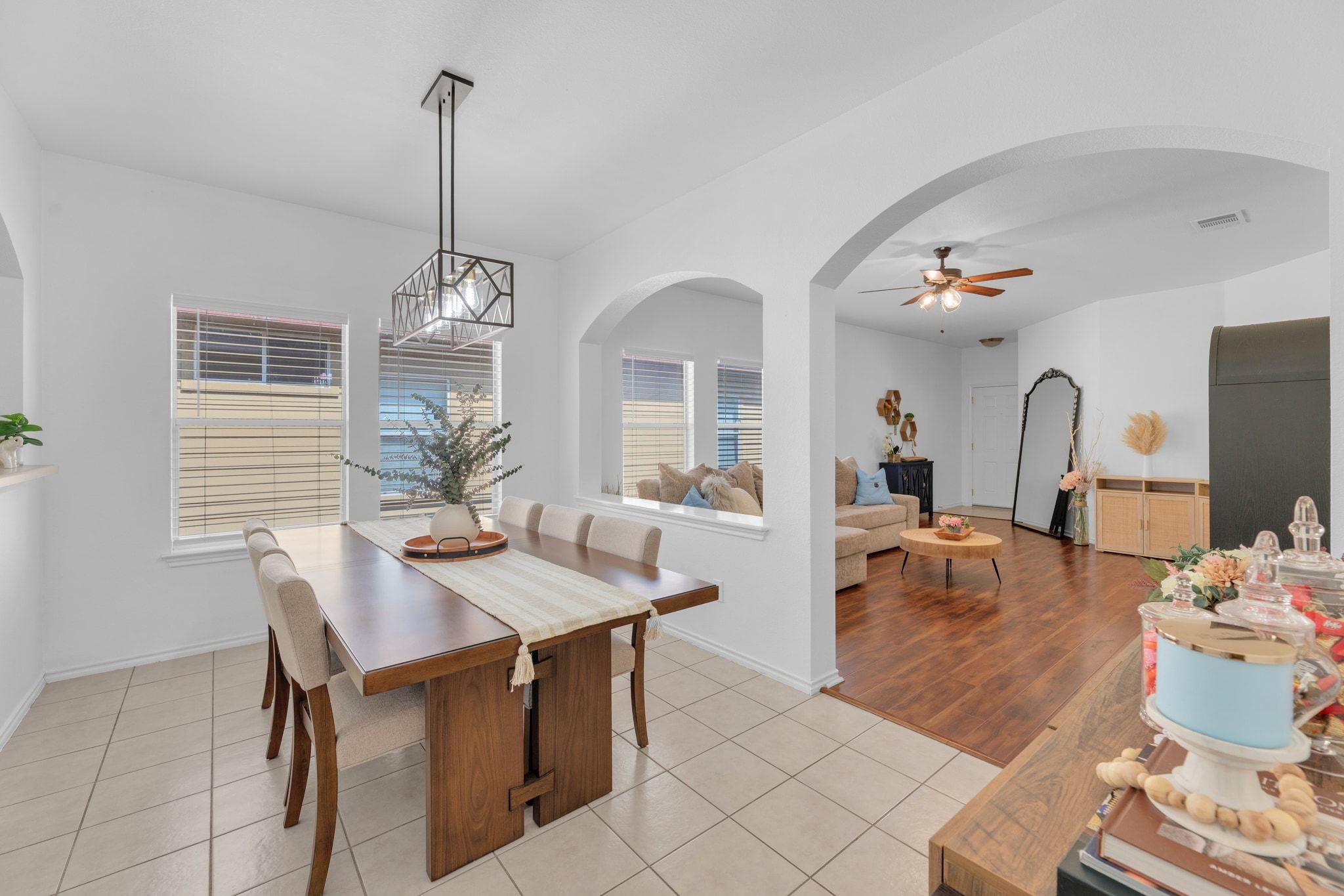 8901 Meridian Oak LN