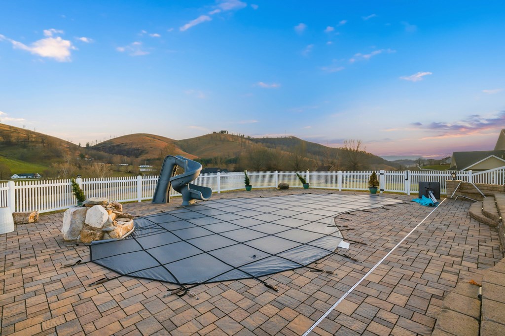 568 Oak Circle Dr.