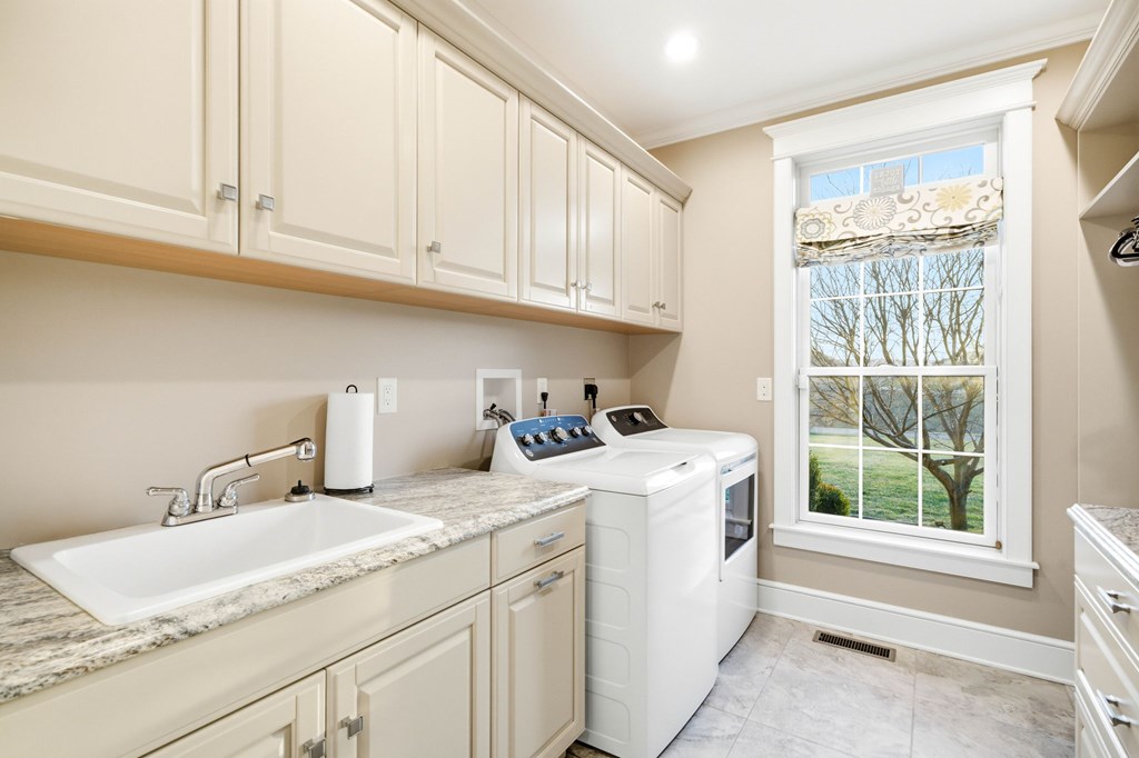 568 Oak Circle Dr.