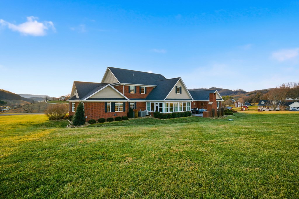 568 Oak Circle Dr.