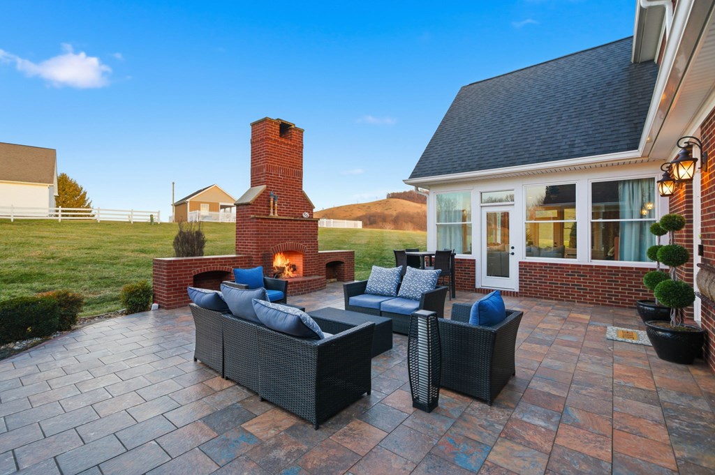 568 Oak Circle Dr.