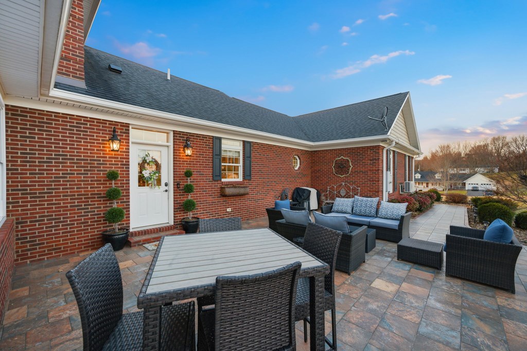 568 Oak Circle Dr.