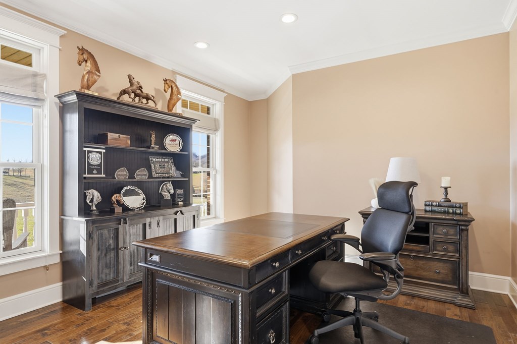 568 Oak Circle Dr.