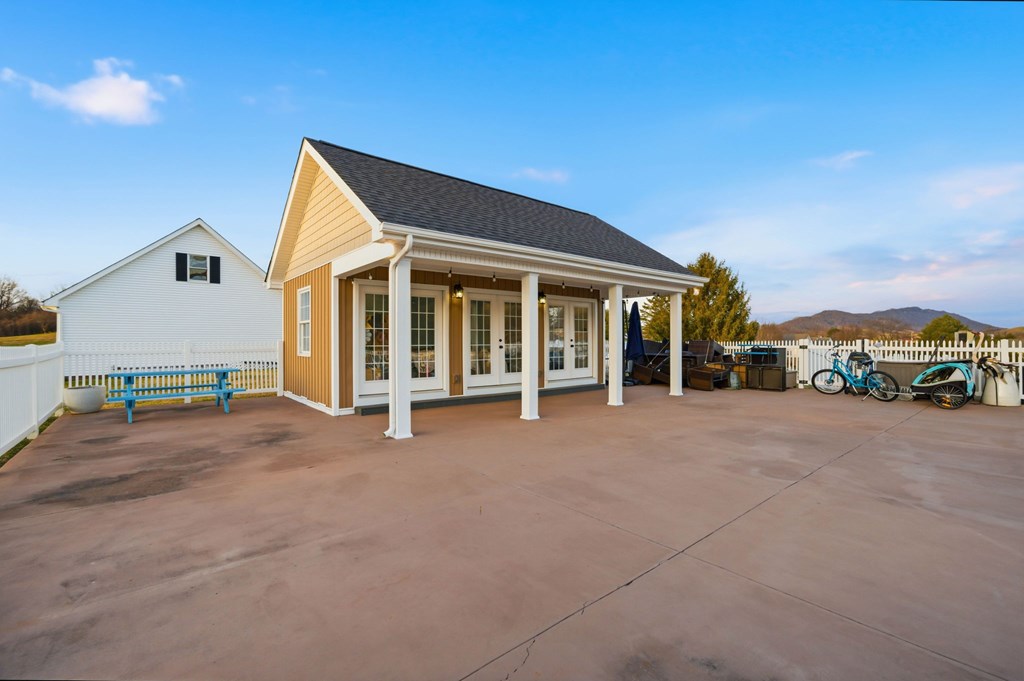 568 Oak Circle Dr.
