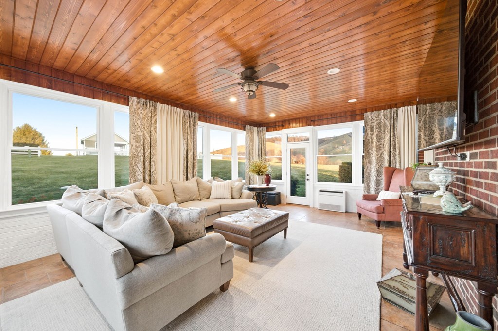 568 Oak Circle Dr.