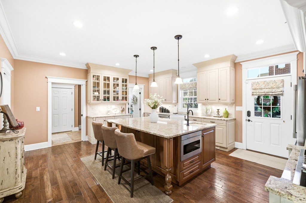568 Oak Circle Dr.