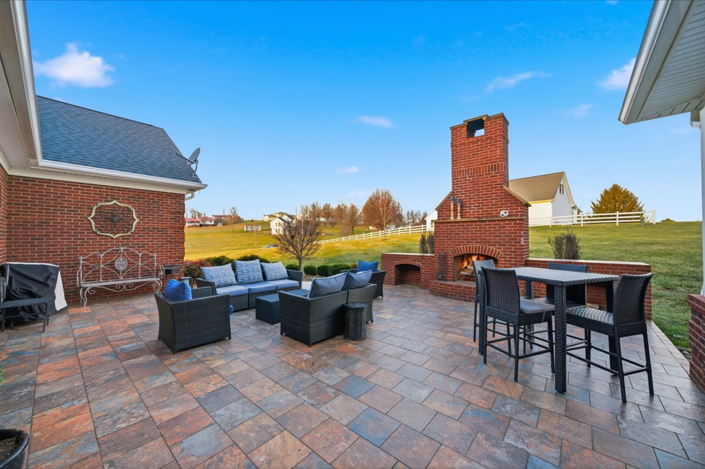 568 Oak Circle Dr.