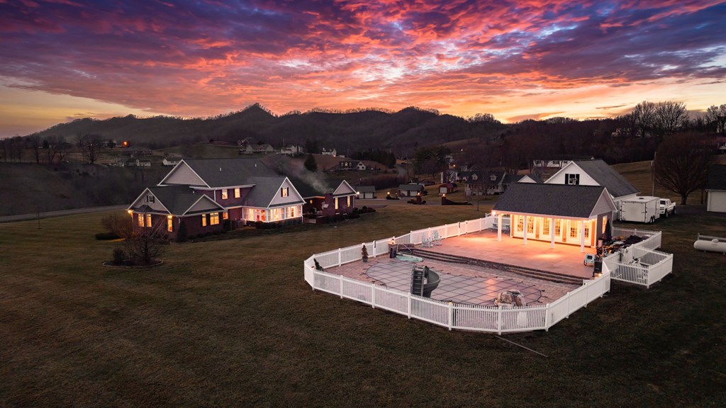 568 Oak Circle Dr.