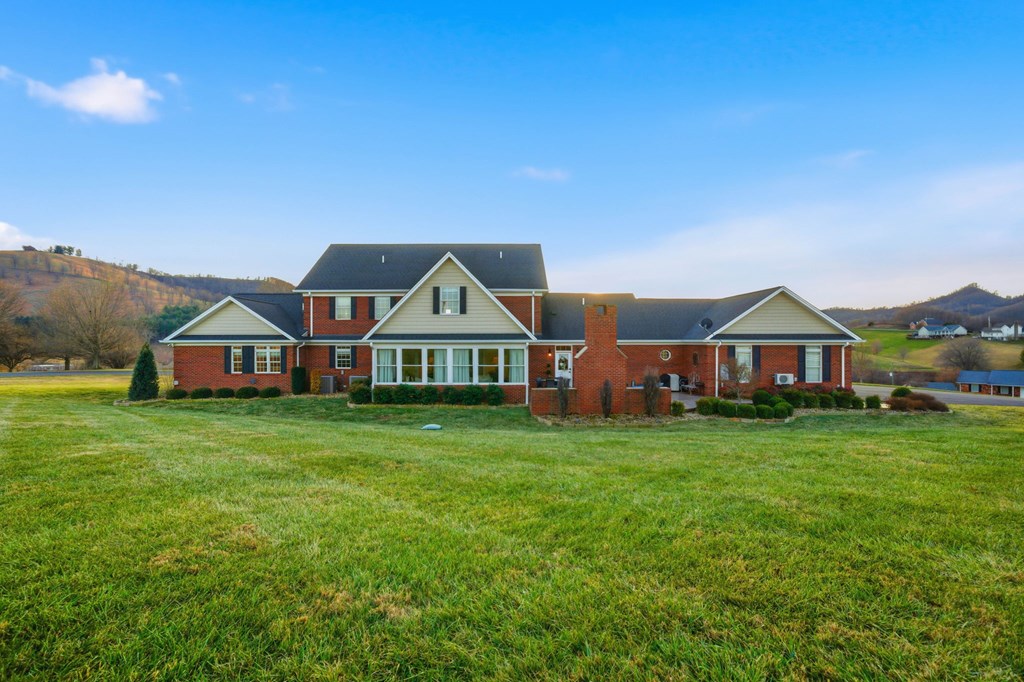 568 Oak Circle Dr.