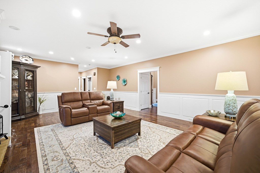 568 Oak Circle Dr.