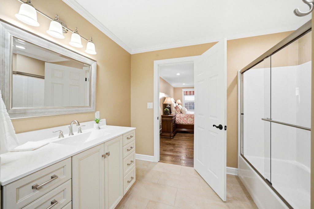 568 Oak Circle Dr.