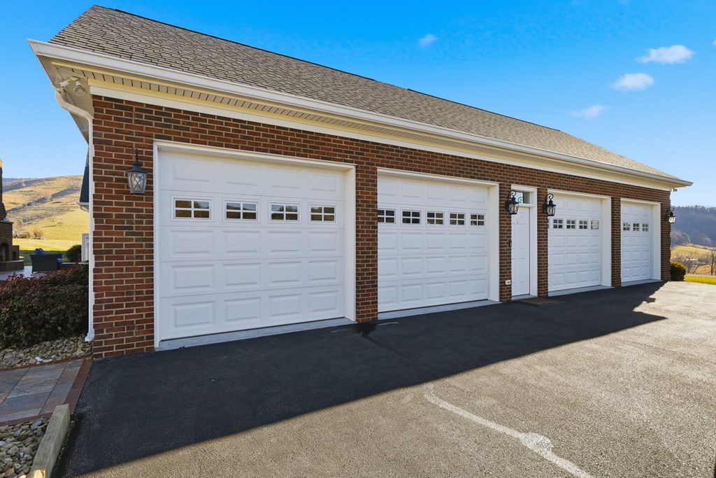 568 Oak Circle Dr.