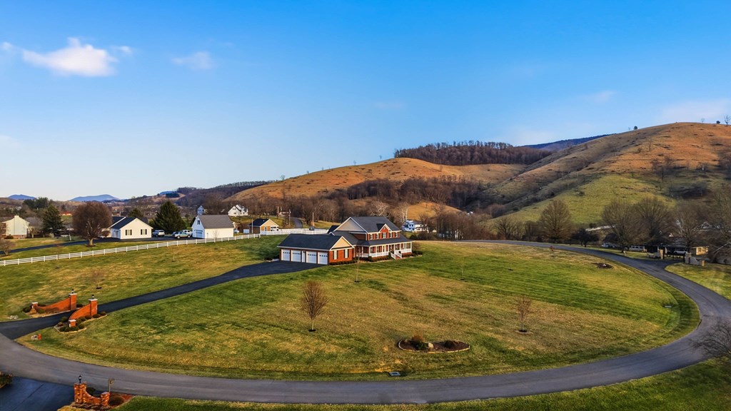 568 Oak Circle Dr.