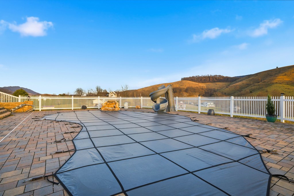 568 Oak Circle Dr.