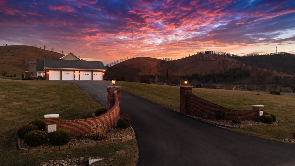 568 Oak Circle Dr.