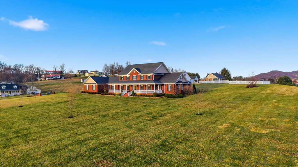 568 Oak Circle Dr.
