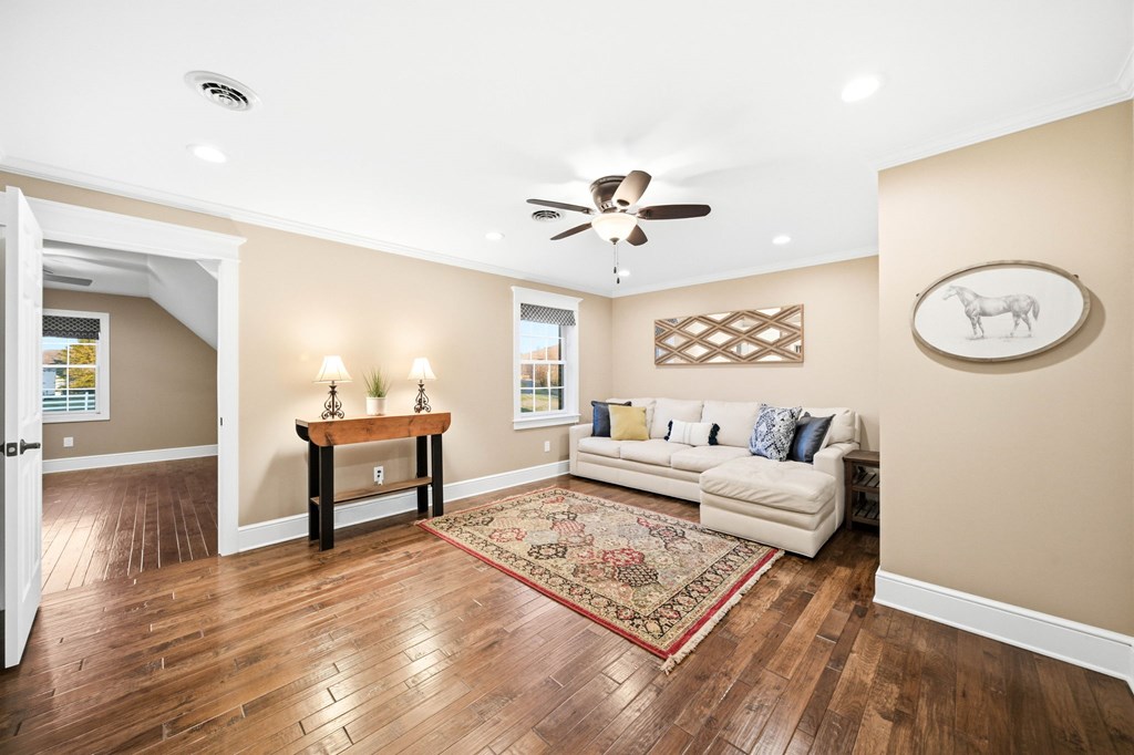 568 Oak Circle Dr.