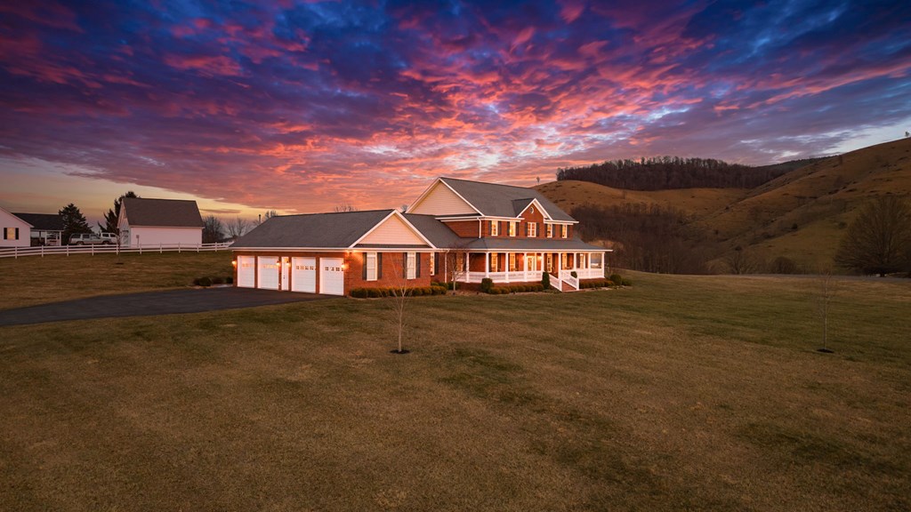 568 Oak Circle Dr.
