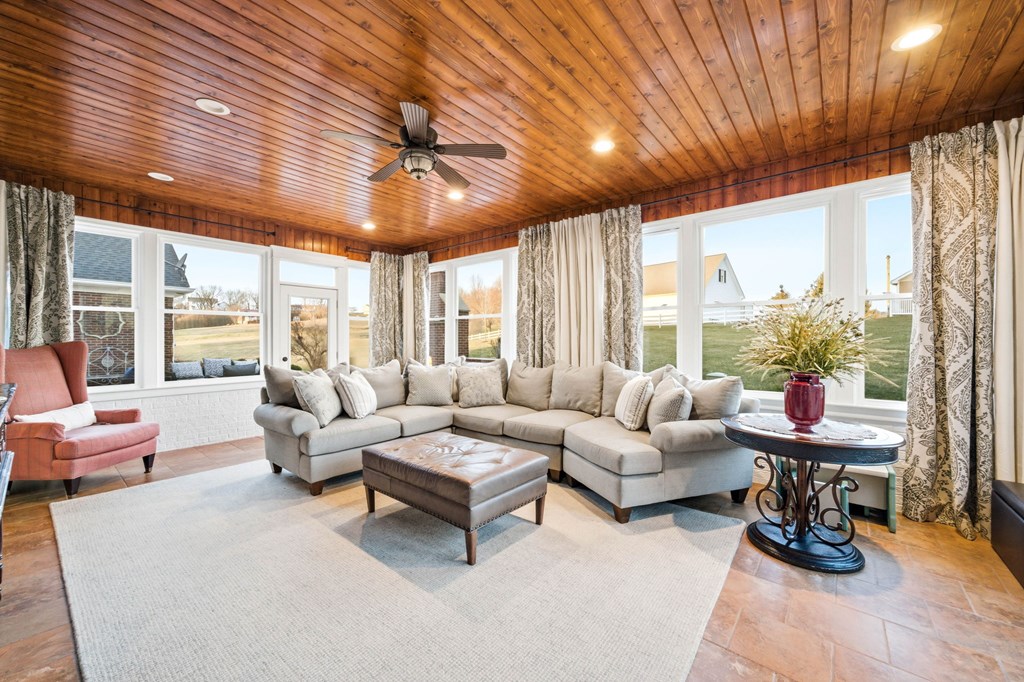 568 Oak Circle Dr.