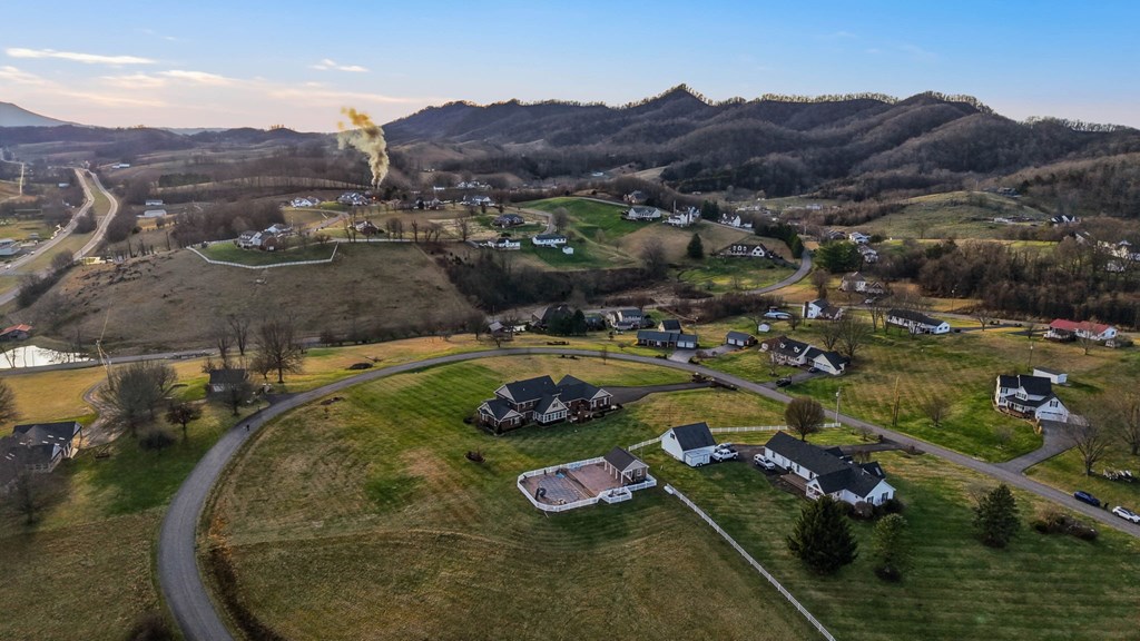 568 Oak Circle Dr.