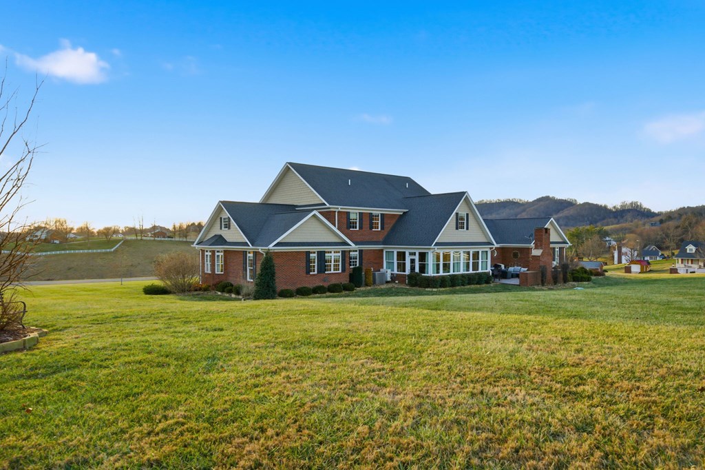 568 Oak Circle Dr.