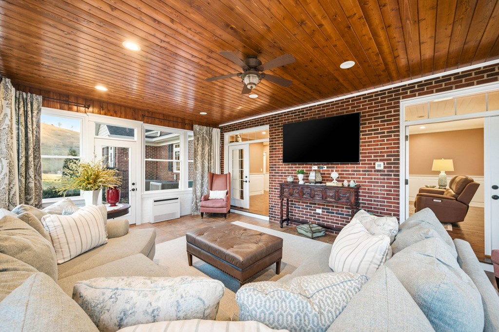 568 Oak Circle Dr.