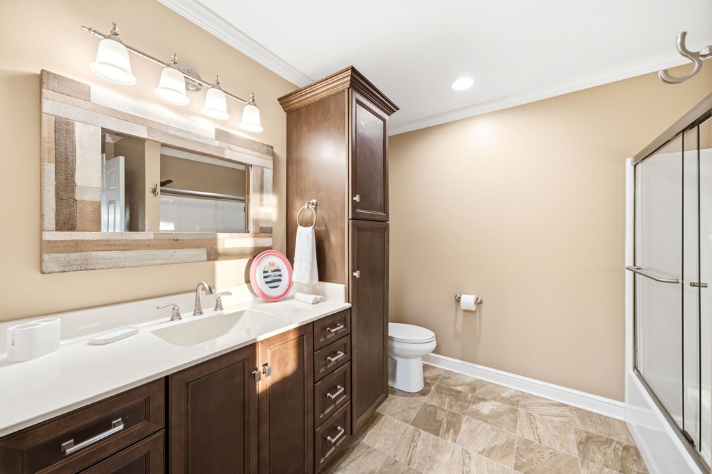 568 Oak Circle Dr.