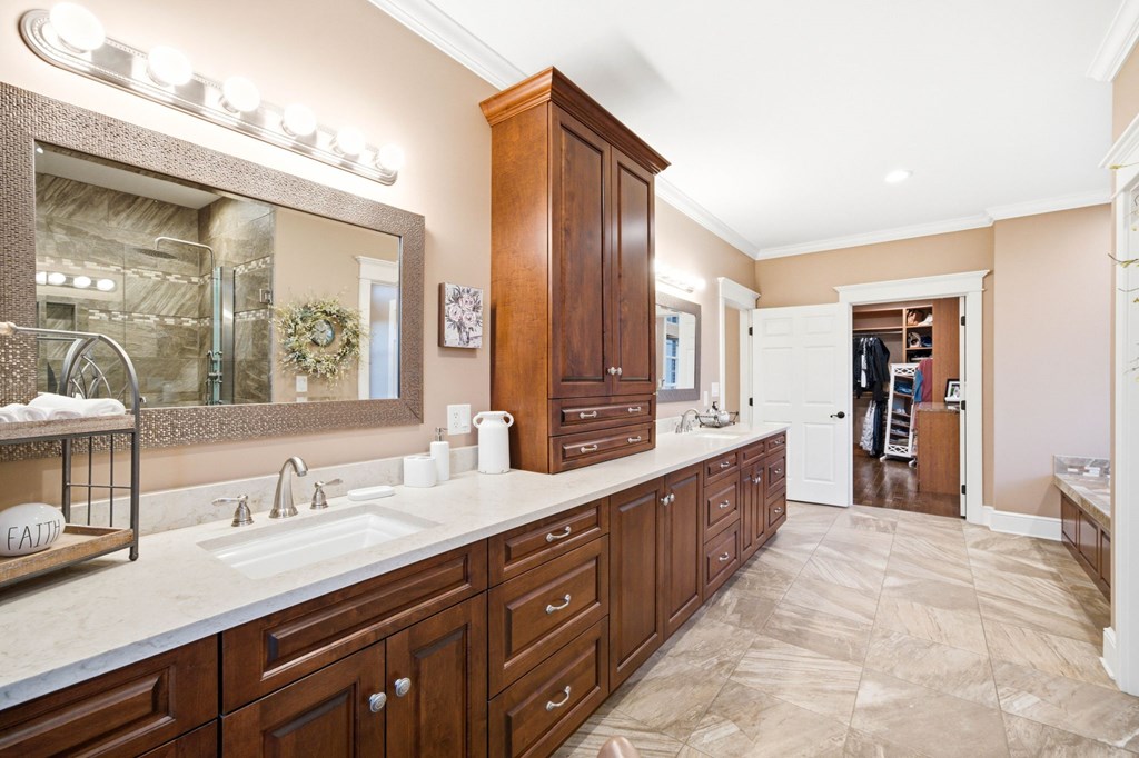 568 Oak Circle Dr.