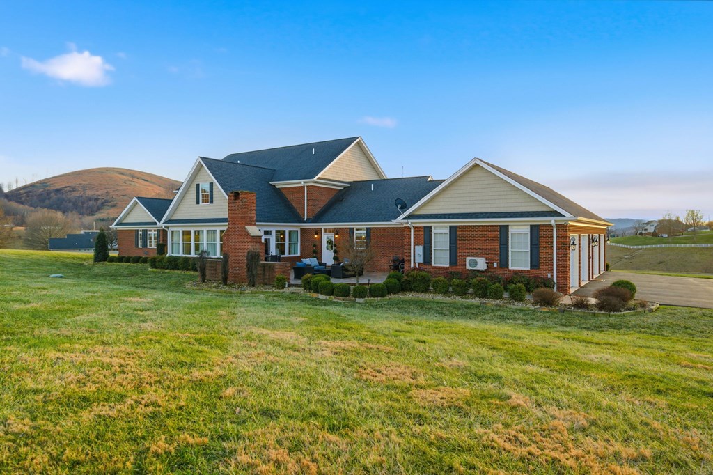 568 Oak Circle Dr.