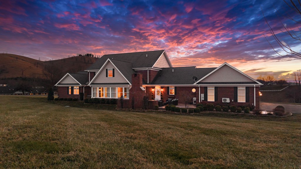 568 Oak Circle Dr.