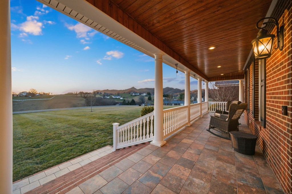 568 Oak Circle Dr.