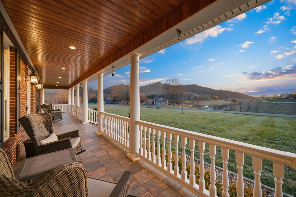 568 Oak Circle Dr.