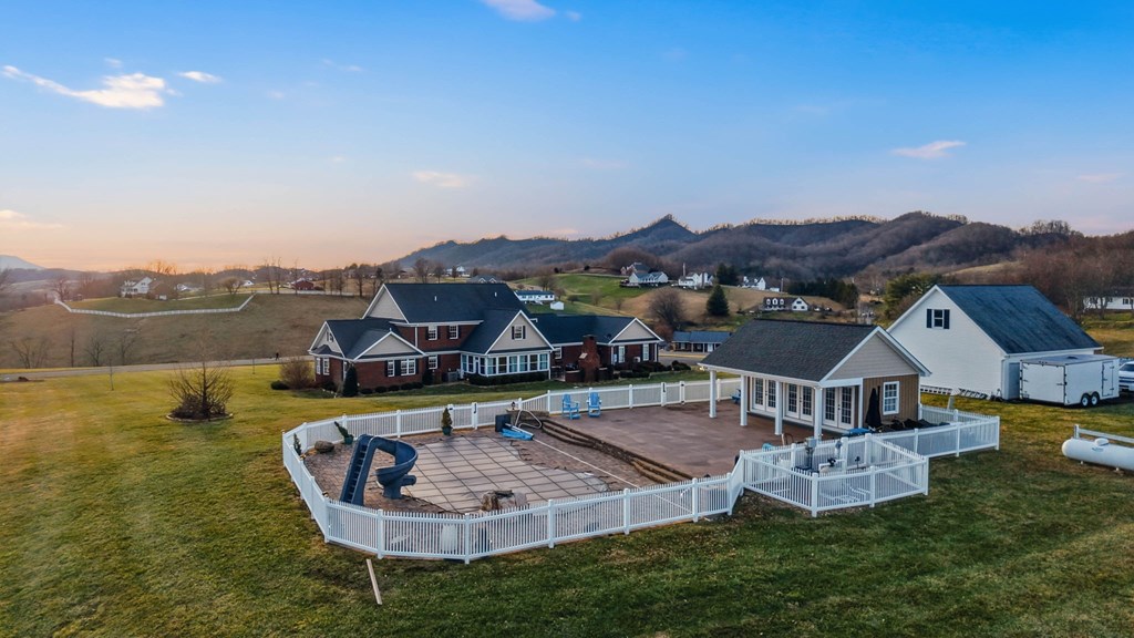 568 Oak Circle Dr.