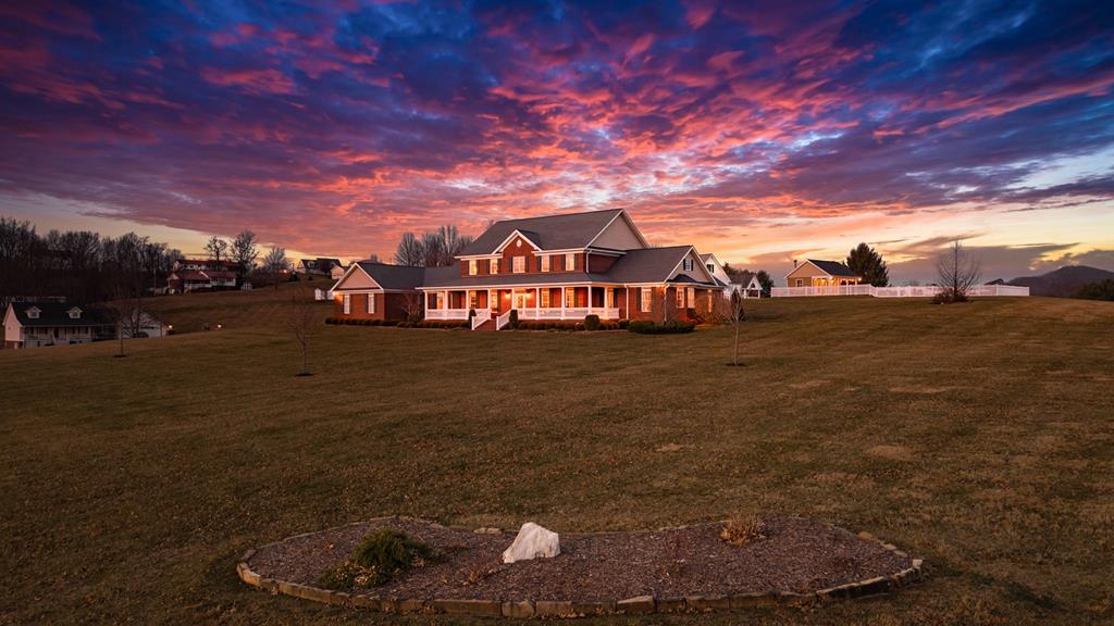 568 Oak Circle Dr.
