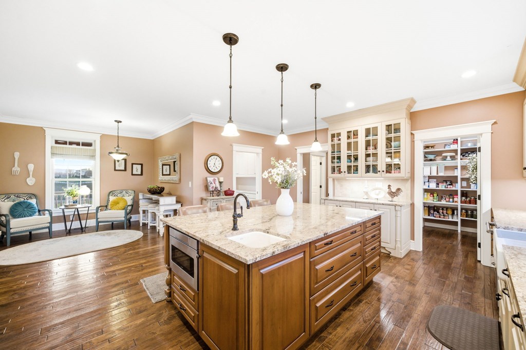 568 Oak Circle Dr.