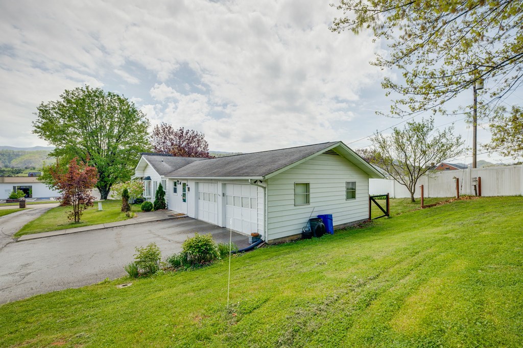 622 W Main St.