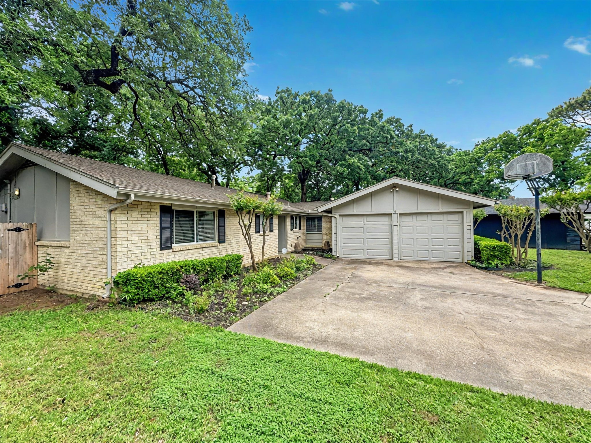 2704 Bellaire Court